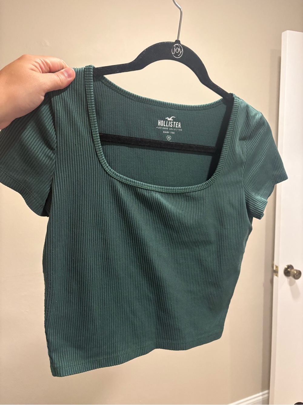 Hollister Women's Ribbed Scoop Neck Cropped Tee in Forest Green